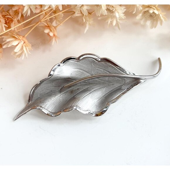 Van Dell Midcentury Modern Textured Leaf Shaped Sterling Silver Vintage Brooch - Picture 1 of 5